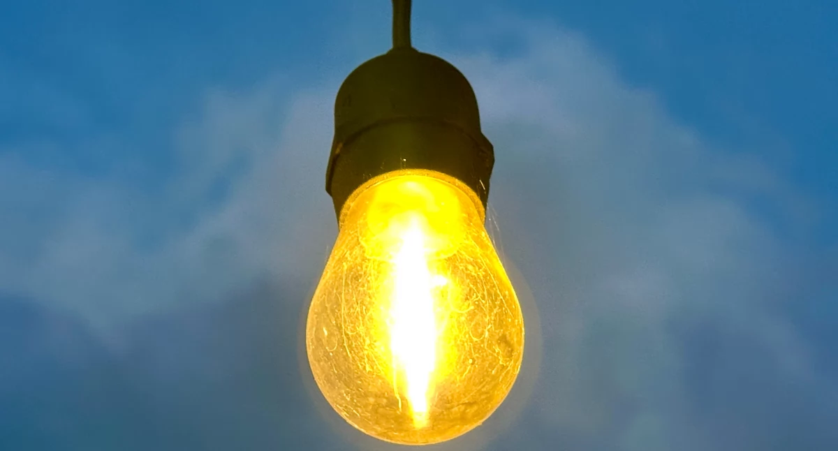 Na zdjęciu: żarówka, w artykule zaawarliśmy informacje o tym, kiedy i gdzie zaplanowano przerwy w dostarczaniu energii elektrycznej w drugim tygodniu wrześniu 2025