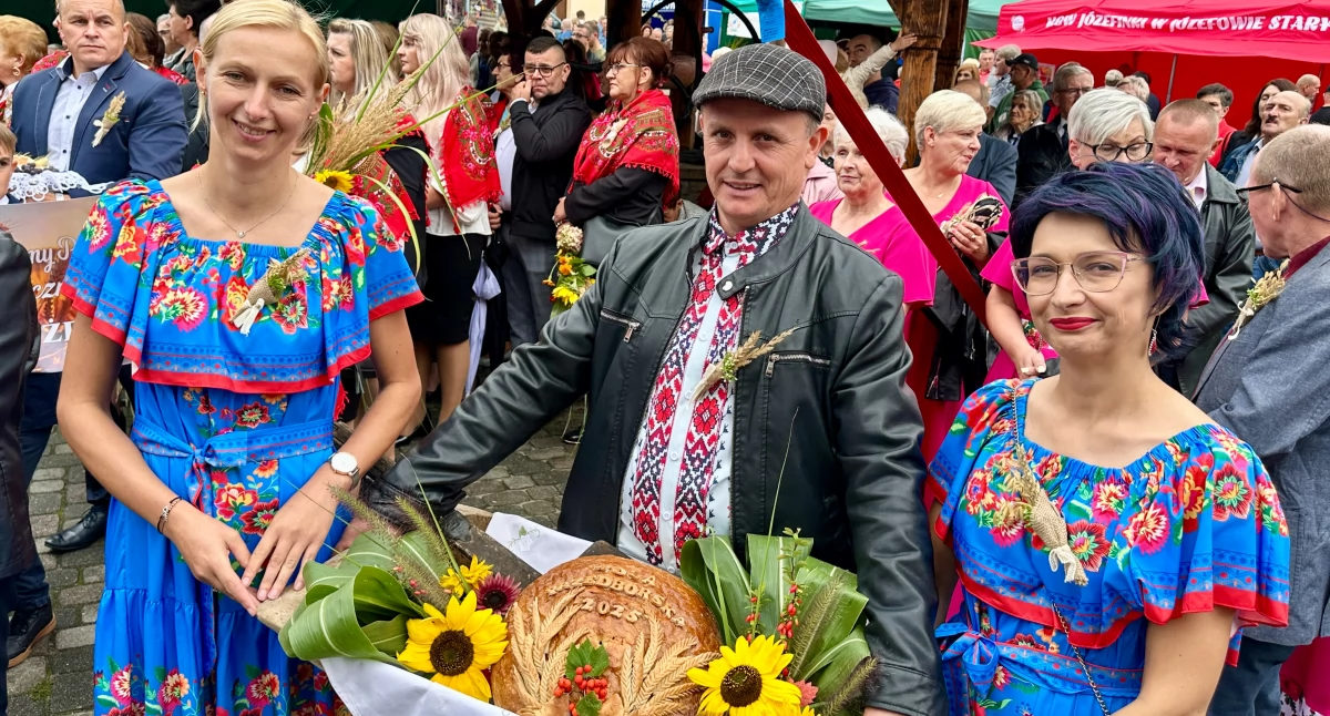 Na zdjęciu: przedstawiciele sołectw gminy Przedbórz przynosili chleby na scenę ustawioną na przedborskim Rynku