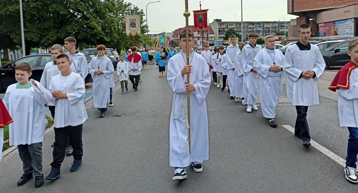 Na zdjęciu: Ulicami miasta przeszła procesja, fot. Patryk Ptak/Facebook/Parafia św. Lamberta
