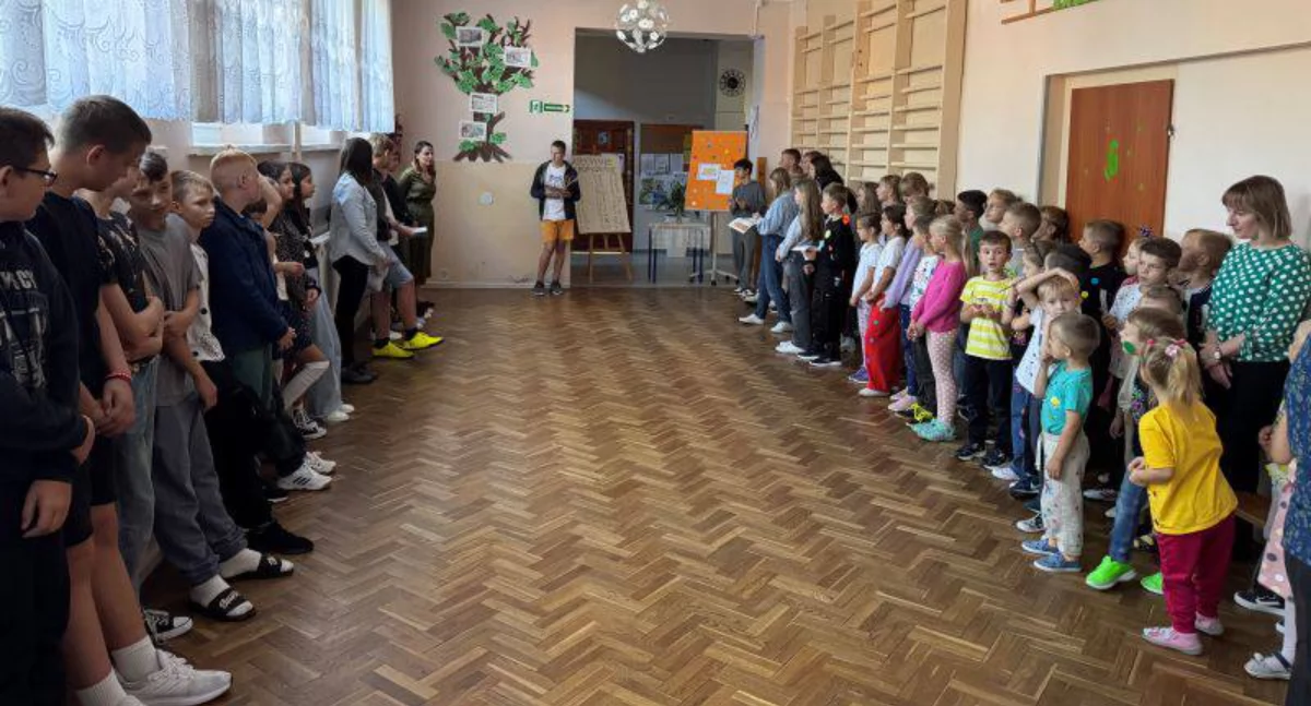 Na zdjęciu: uczniowie szkoły w Gorzędowie obchodzili 15 września Międzynarodowy Dzień Kropki, fot. facebook/Publiczna Szkoła Podstawowa w Gorzędowie