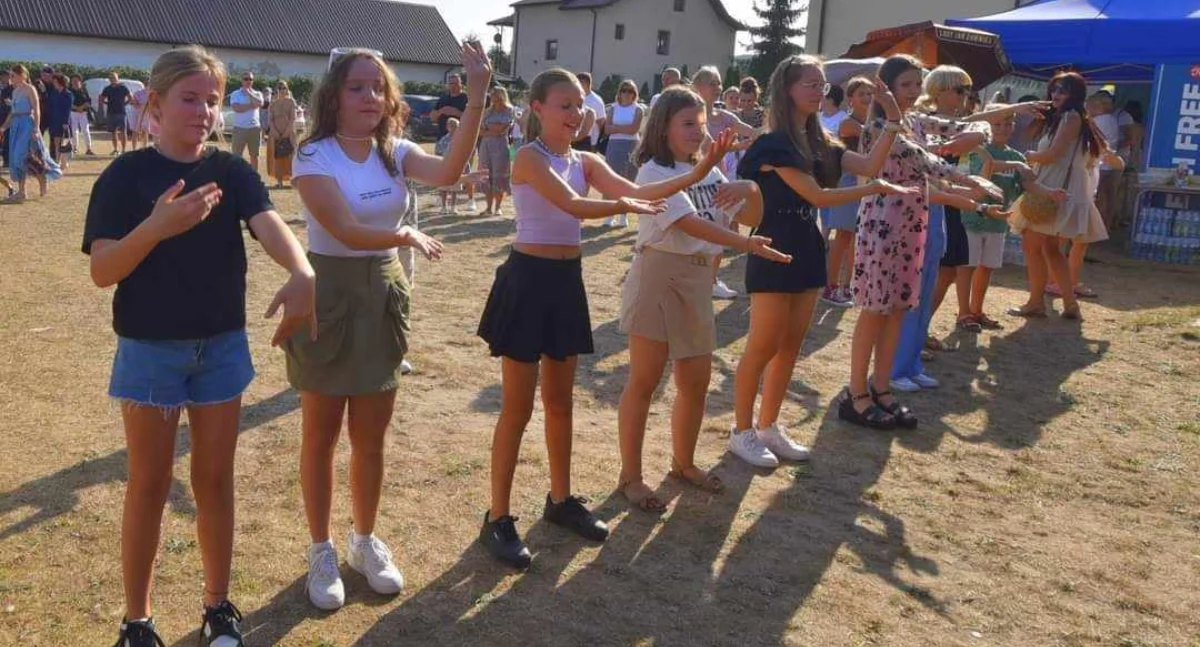 Na zdjęciu: uczestnicy pierwszego pikniku rodzinnego, który odbył się 7 września ubiegłego roku, fot. Szkoła Podstawowa w Górach Mokrych