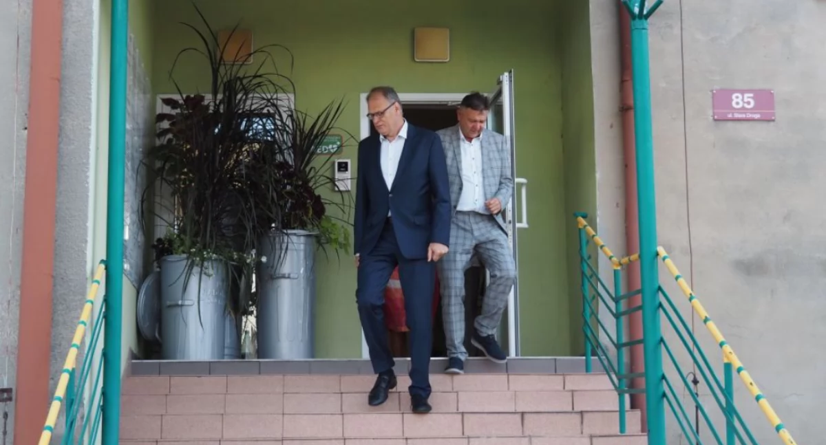 Na zdjęciu: Prezydent Jarosław Ferenc i prezes PGK Zbigniew Rybczyński przed siedzibą spółki