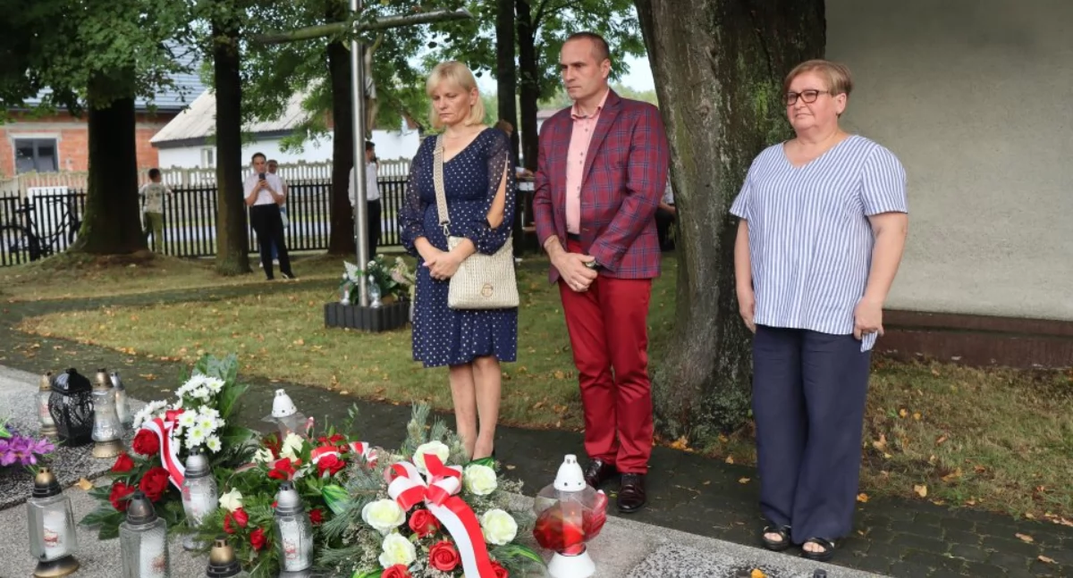 Na zdjęciu: delegacja upamiętniająca pomordowanych mieszkańców składa kwiaty, fot. Samorządowy Portal Internetowy Gminy Gidle