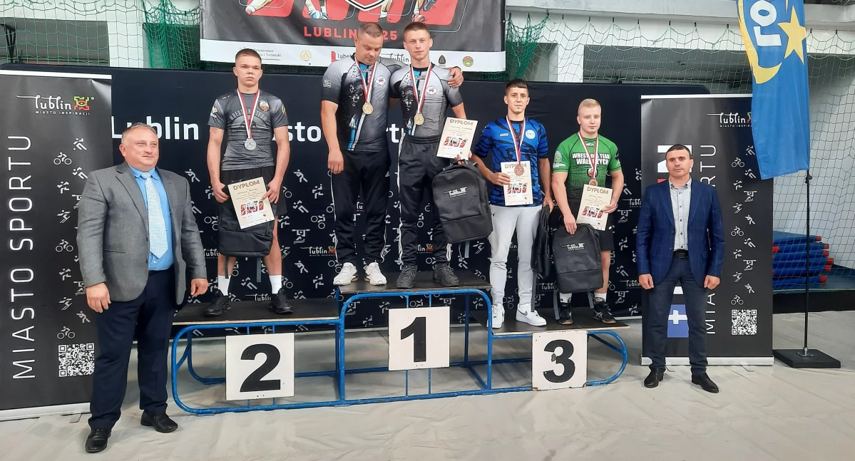 Na zdjęciu: pierwsze miejsce w kategorii GR60 zajął Grzegorz Hildebrand zawodnik UKS OLIMPIJCZYK Kędzierzyn Koźle, II miejsce Mateusz Ropiak zawodnik ZLKS ZAGŁĘBIE Wałbrzych, III miejsce Jakub Miś zawodnik ZLKS ZAGŁĘBIE Wałbrzych oraz ex aequo III miejsce Dawid Stefaniak zawodnik UKS ZAPAŚNIK Radomsko, fot. nadesłane przez Uczniowski Klub Sportowy “Zapaśnik“ Radomsko