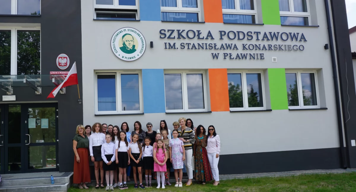 Na zdjęciu: przed budynkem Szkoły Podstawowej w Pławnie, fot. Szkoła Podstawowa im. Stanisława Konarskiego w Pławnie