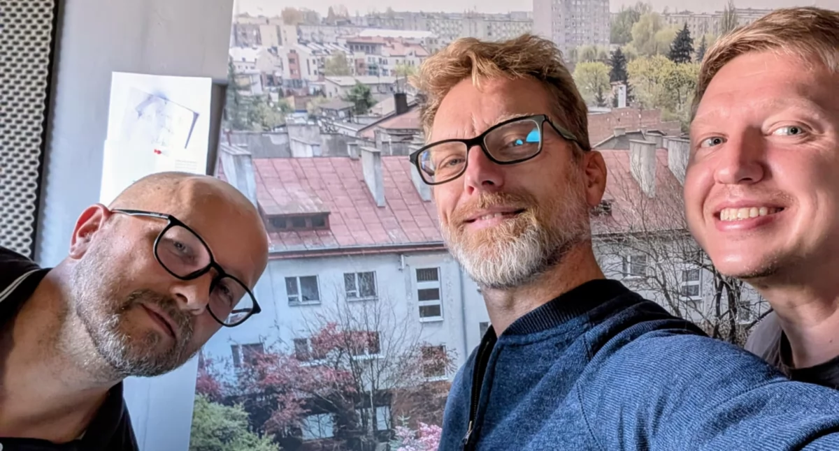 Na zdjęciu prowadzący podcast Andrzej Andrysiak, Janusz Kucharski i Paweł Aulich