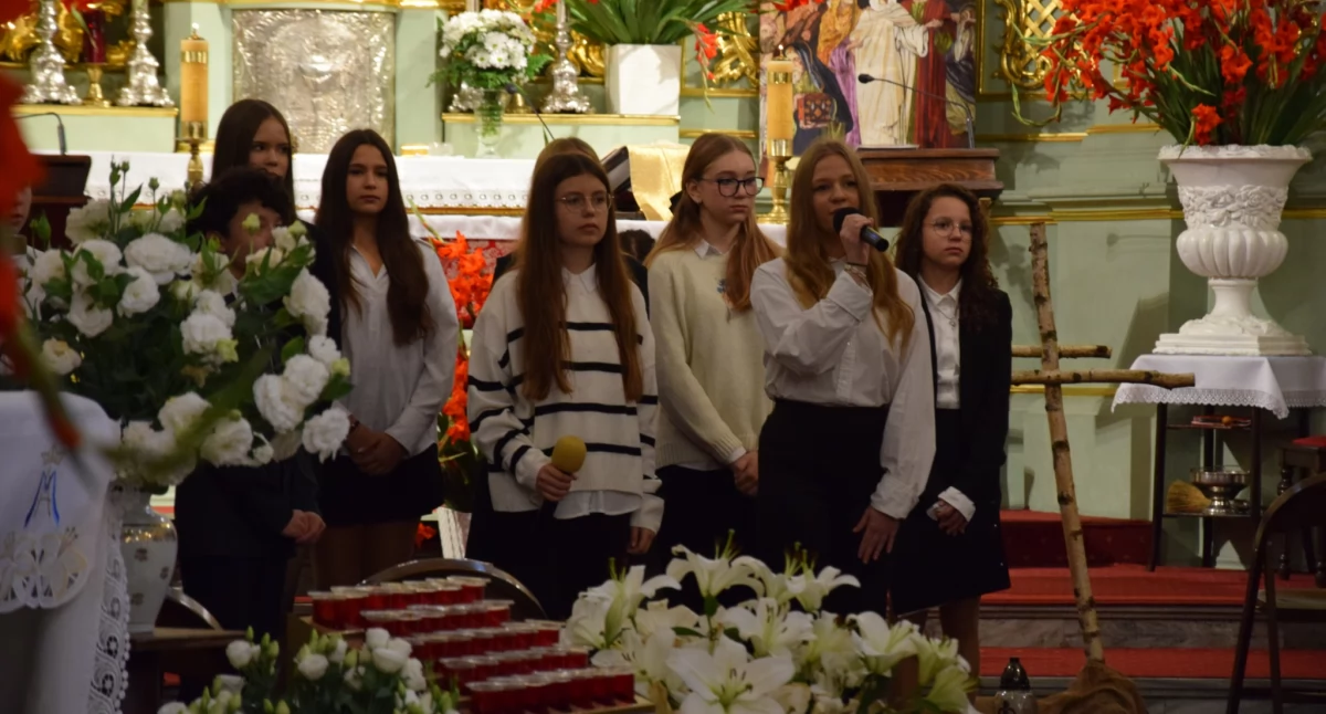 Na zdjęciu: Młodzież wystąpiła w spektaklu, fot. Facebook/Radomsko Miasto Otwarte