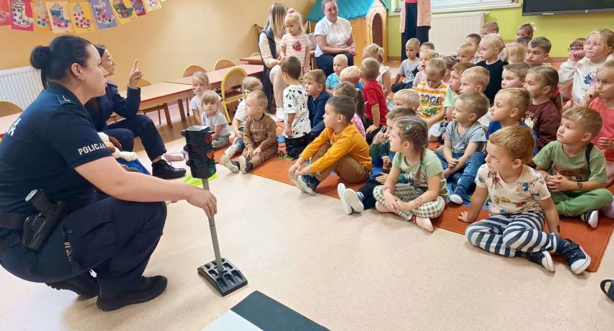 Na zdjęciu: policja na zajęciach z dziećmi, fot. KPP Radomsko