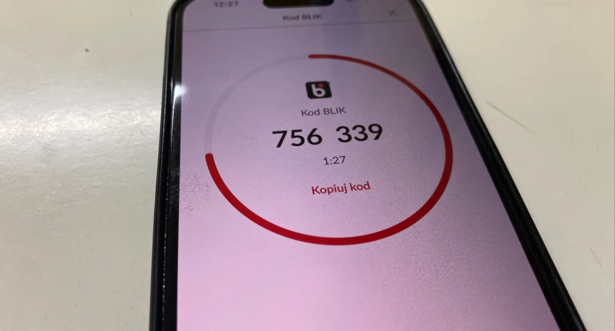 Na zdjęciu: telefon z bankową aplikacją, metoda płatności BLIK jest popularną formą płatności