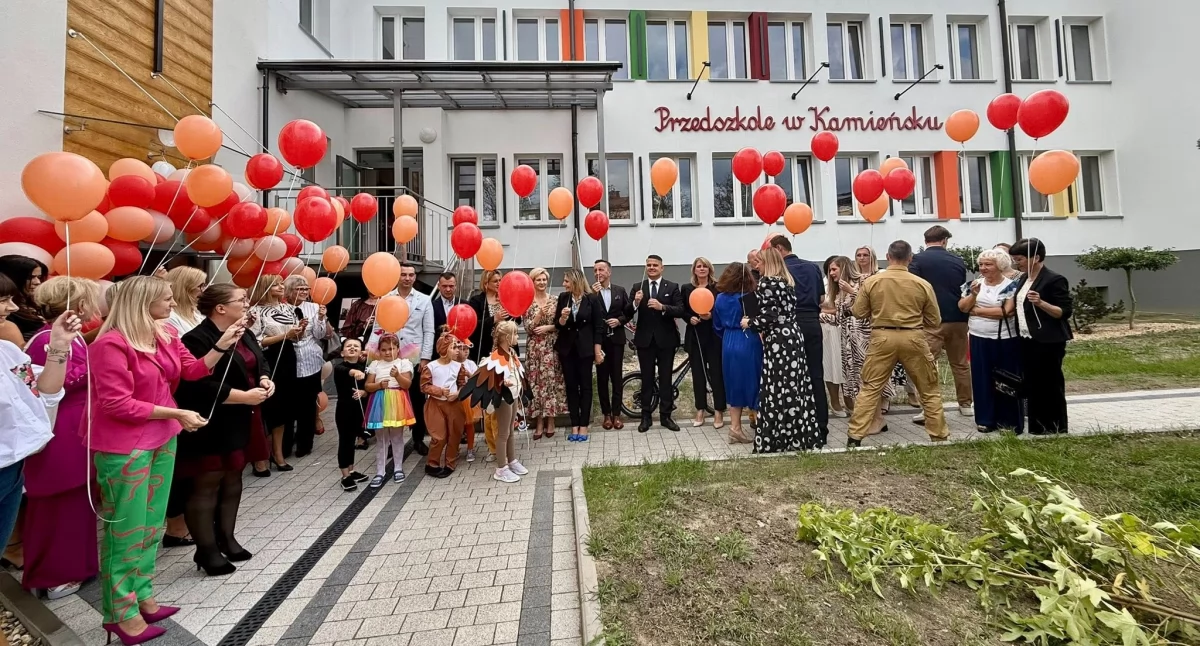 Na zdjęciu: uroczyste wypuszczanie balonów z helem, fot. Starostwo Powiatowe w Radomsku