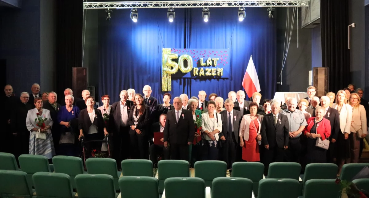Na zdjęciu: uhonorowane pary w przedborskim MDK-u, fot. Urząd Miejski w Przedborzu