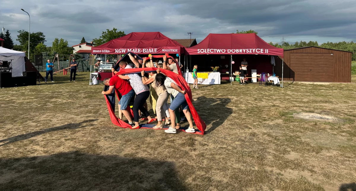 Na zdjęciu: czerwcowy piknik w gminie Dobryszyce na początku wakacji również był dobrą okazją do integracji mieszkańców i gości