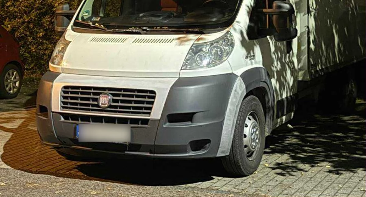 Na zdjęciu: Bus stał w Łodzi, miał zmienione tablice rejestracyjne