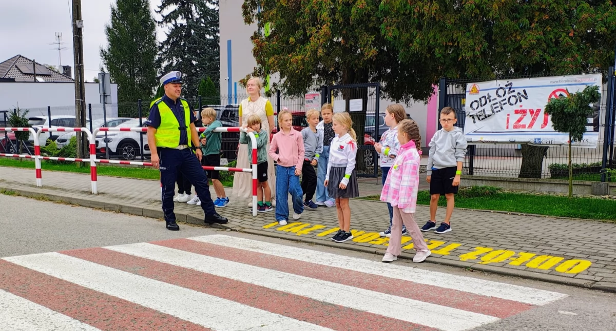 Na zdjęciu: Nauka przechodzenia przez przejście, fot. KPP Radomsko
