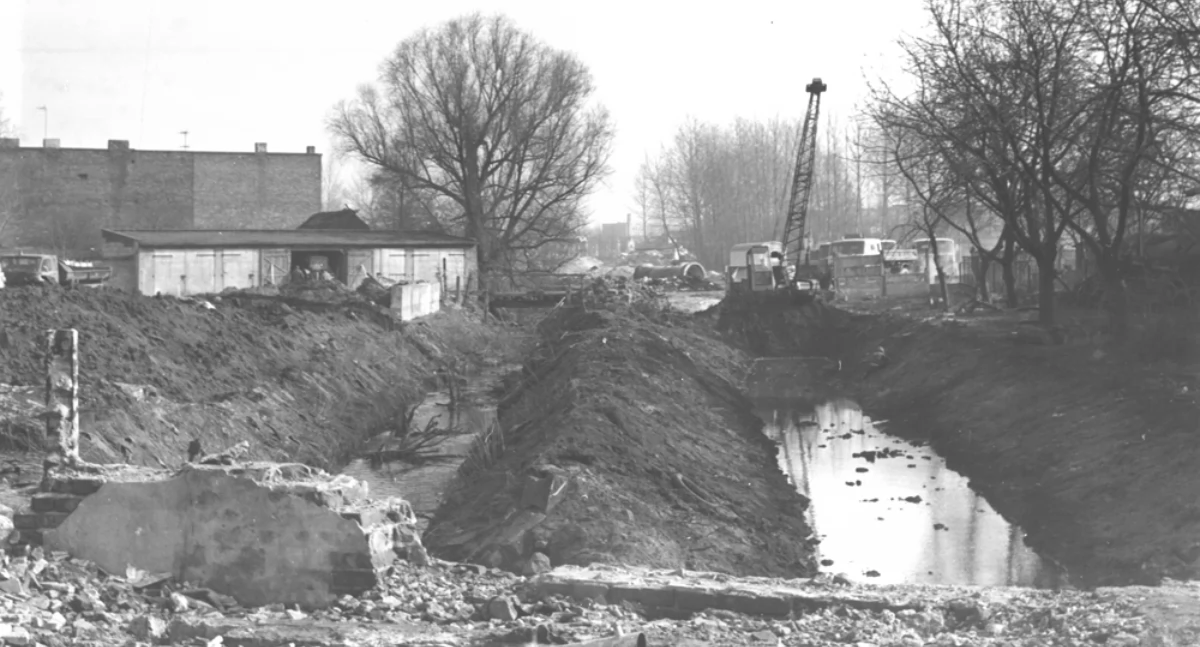Na zdjęciu: Budowa wiaduktu na ul. Brzeźnickiej, rok 1980.  Fot. Wiesław Chmielowski. Zbiory muzeum
