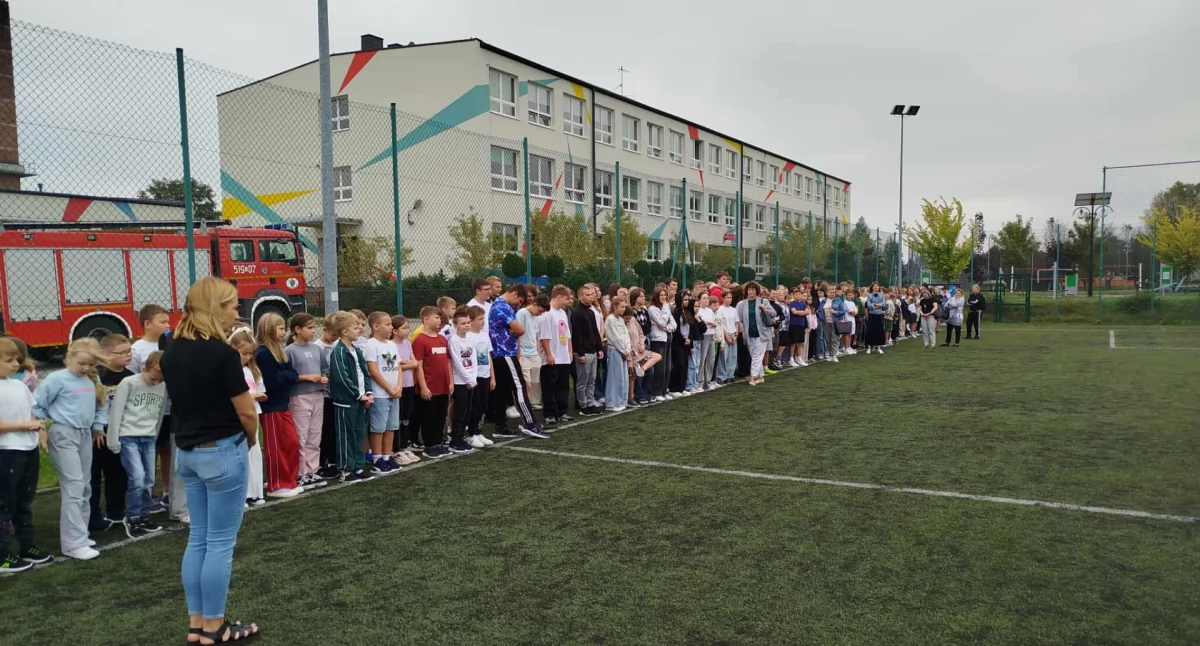 Na zdjęciu: uczniowie szkoły ewakuowani w ramach ćwiczeń, fot. Zespół Szkolno-Przedszkolny w Kamieńsku