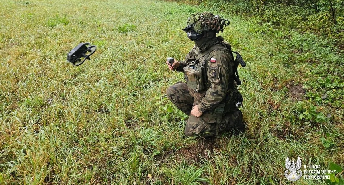 Na zdjęciu: Łódzcyc terytorialski szkolą się z obsługi dronów