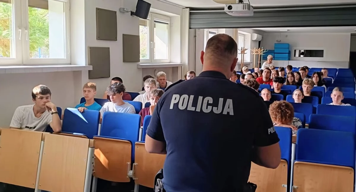 Na zdjęciu: Uczniowie spotkali się z dzielnicowym, fot. KPP Radomsko
