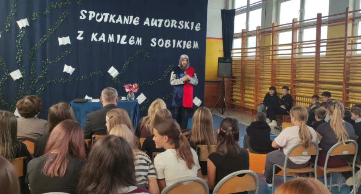 Na zdjęciu: spotkanie z Kamilem Sobikiem w szkole w Dobryszycach, fot. Zespół Szkolno-Przedszkolny w Dobryszycach
