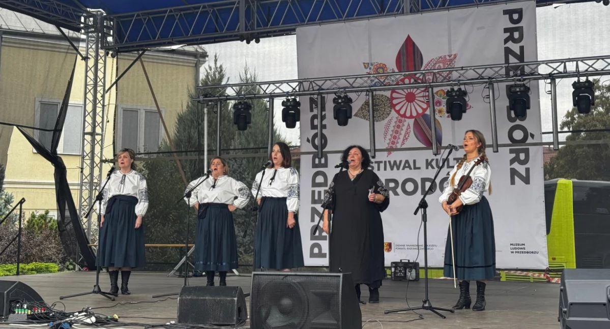 Na zdjęciu: artyści na scenie Festiwalu Kultur Narodów