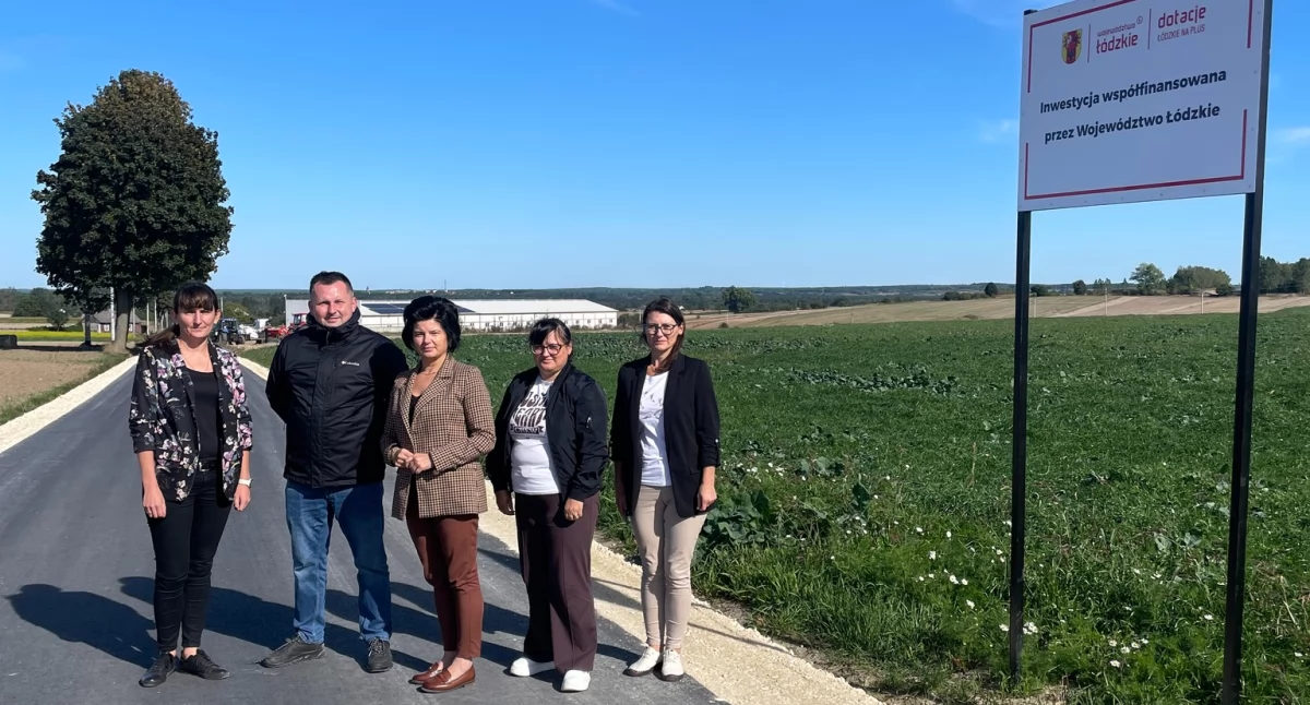 Na zdjęciu: odbiór zadania pn. Przebudowa drogi wewnętrznej w Kawęczynie, fot. Urząd Gminy Masłowice