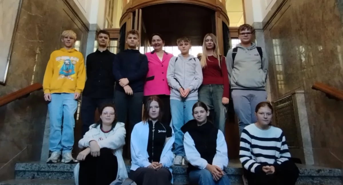 Na zdjęciu: uczestnicy wycieczki przy ul. Roosevelta 15 w Łodzi, fot. Publiczna Szkoła Podstawowa w Radziechowicach