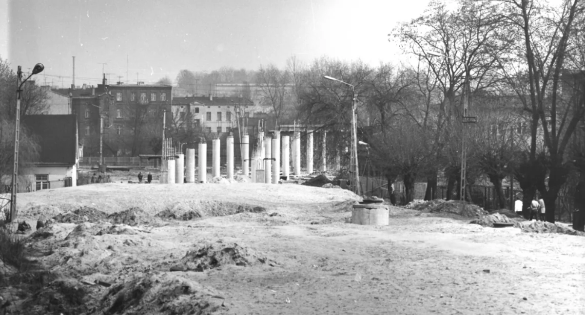 Na zdjęciu: Budowa wiaduktu na ul. Brzeźnickiej, 1980 r. Fot. Wiesław Chmielowski. Zbiory muzeum
