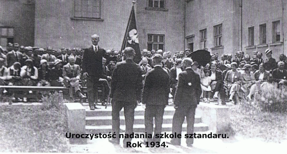 Na zdjęciu: Nadanie patrona i sztandaru Szkole Rolniczej w Dobryszycach. Ze sztandarem stoi ówczesny dyrektor szkoły Kazimierz Turkowski, fot. ze zbiorów Jana Pawlikowskiego