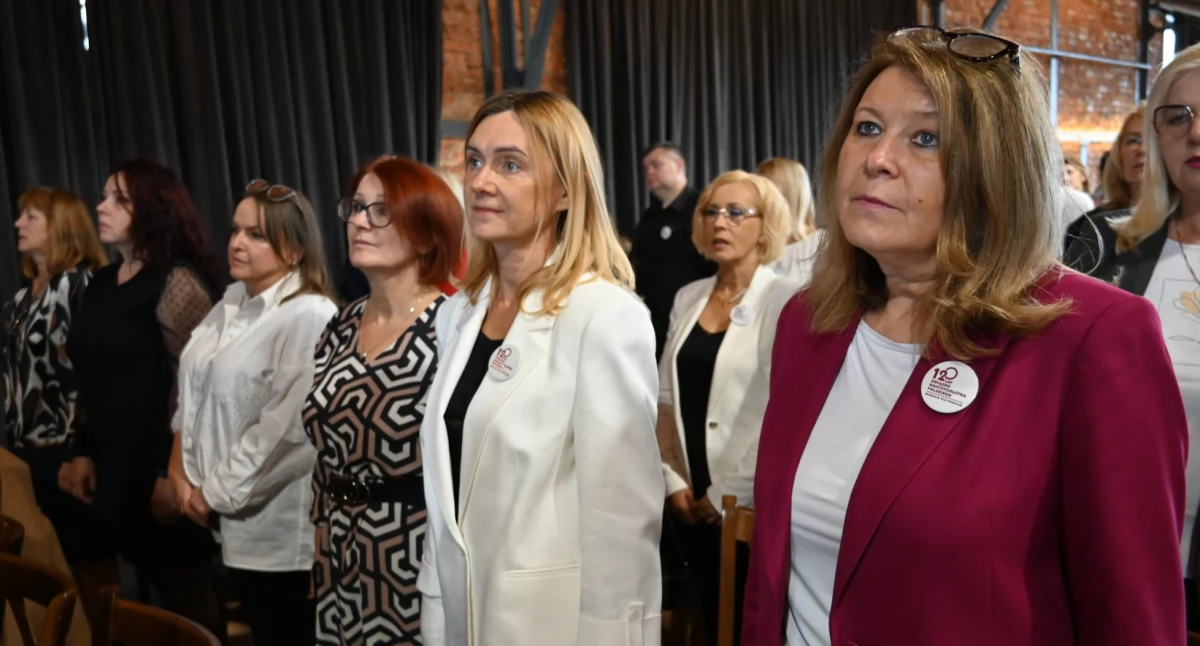 Na zdjęciu: nauczyciele, dyrektorzy, samorządowcy, członkowie i działacze ZNP świętowali jubileusz organizacji w Radomsku, fot. Starostwo Powiatowe w Radomsku