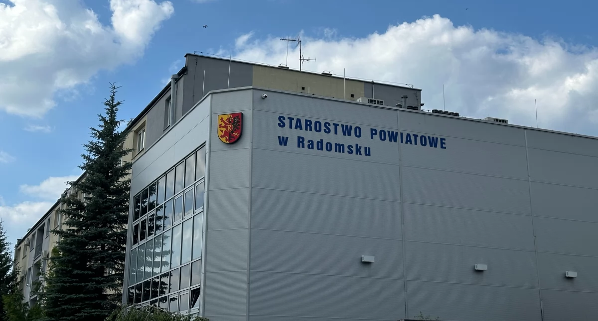 Na zdjęciu: budynek przy ul. Leszka Czarnego 22 w Radomsku, gdzie mieści się Starostwo Powiatowe