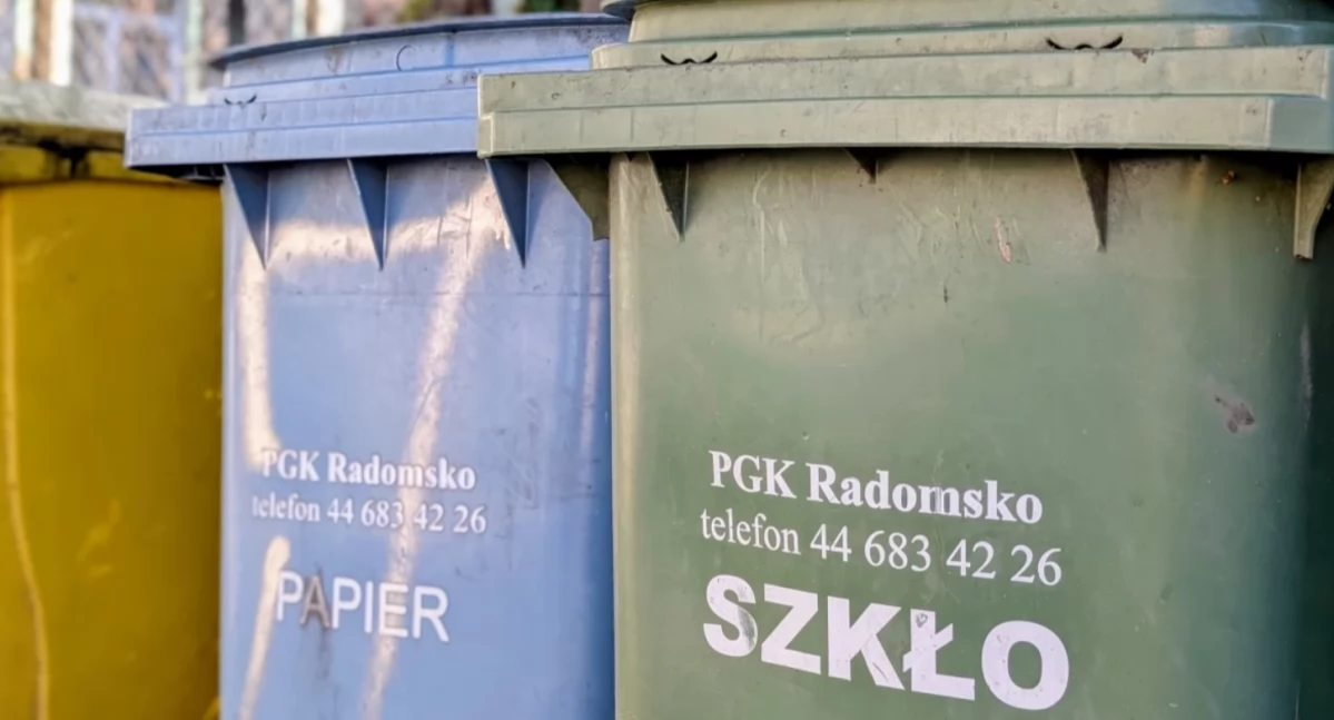Na zdjęciu kubły na śmieci