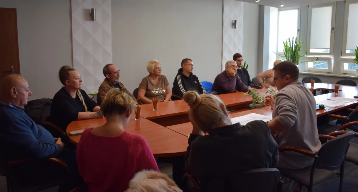 Na zdjęciu: mieszkańcy, któzy przyszli na spotkanie w Urzędzie Miasta, fot. facebook/Radomsko Miasto Otwarte