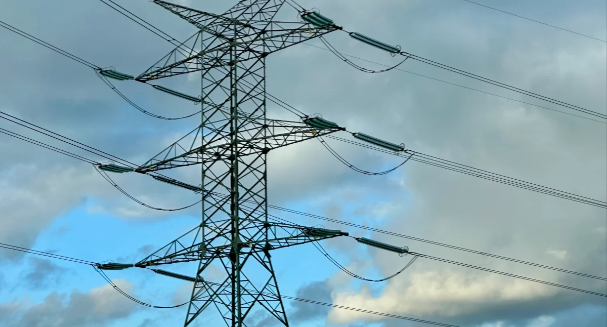 Na zdjęciu: słup energetyczny; publikujemy informacje o przerwach w dostawie energii elektrycznej na najbliższe dni