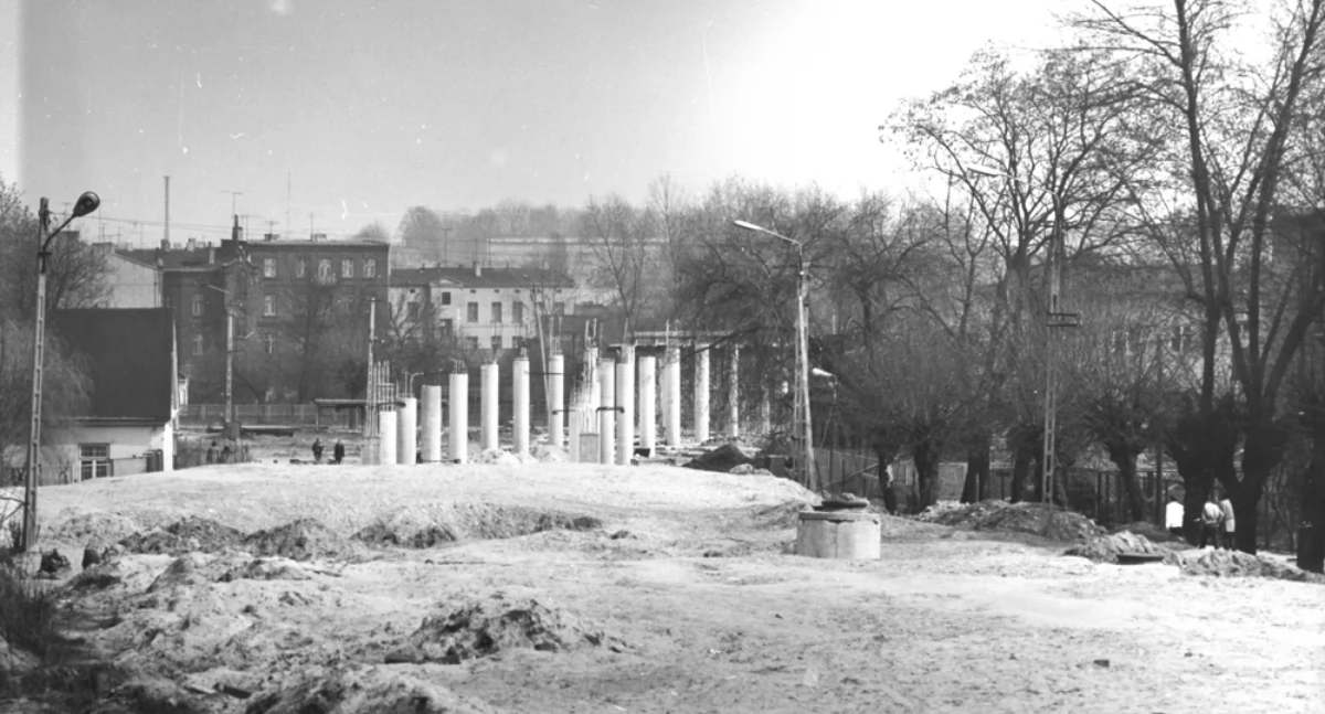 Na zdjęciu: Budowa wiaduktu na ul. Brzeźnickiej, 1980 r. Fot. Wiesław Chmielowski. Zbiory muzeum