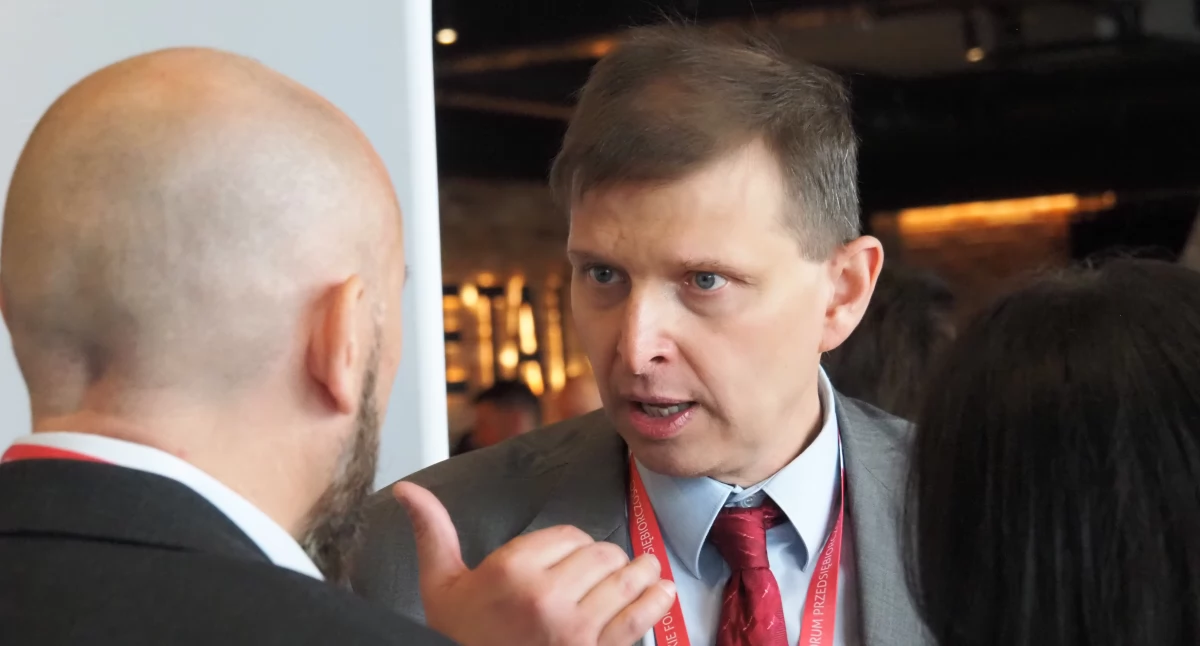 Na zdjęciu Marek Zuber podczas rozmów w kuluarach