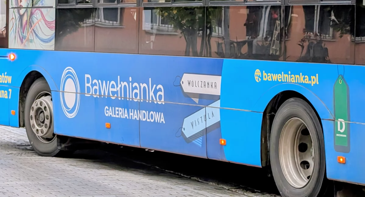 Na zdjęciu: Jedna z pasażerek uważa, że może zająć dwa miejsca