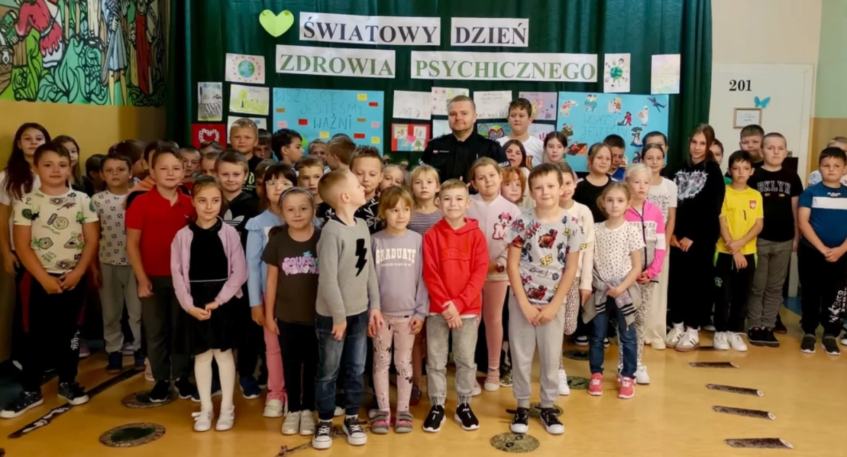 Na zdjęciu: uczniowie szkoły w Żytnie uczestniczyli w zajęciach z funkcjonariuszem policji, fot. KPP Radomsko