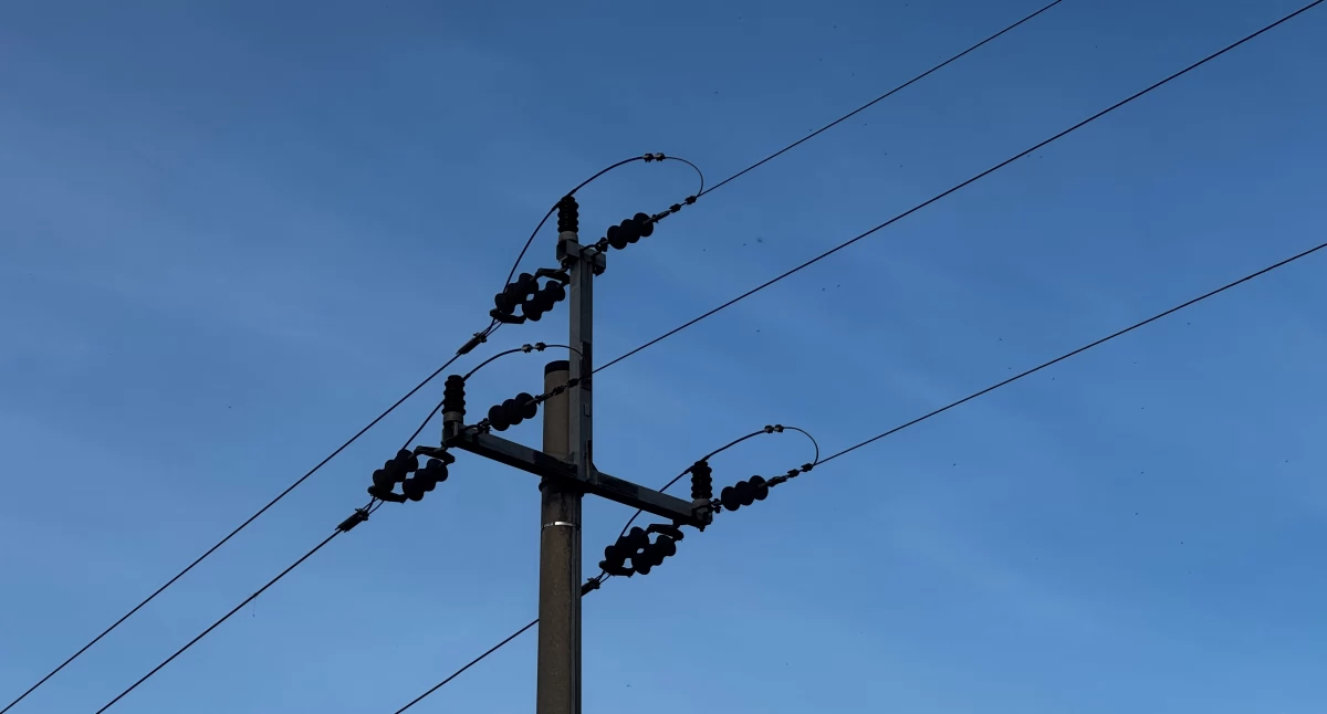 Na zdjęciu: słup elektryczny nad zalewem w Kodrębie; w tekście prezentujemy miejscowości, w których zaplanowano wyłączenia prądu w najbliższych dniach