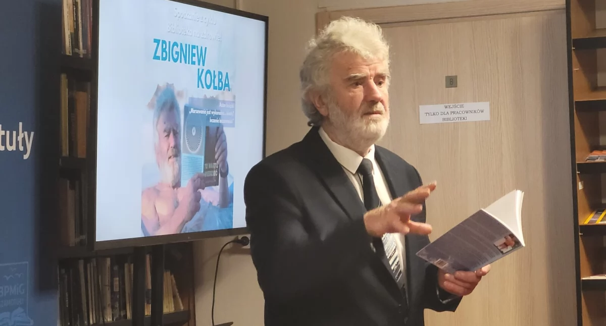 Na zdjęciu: Zbigniew Kołba podczas spotkania autorskiego, fot. Biblioteka Publiczna Miasta i Gminy Szamotuły