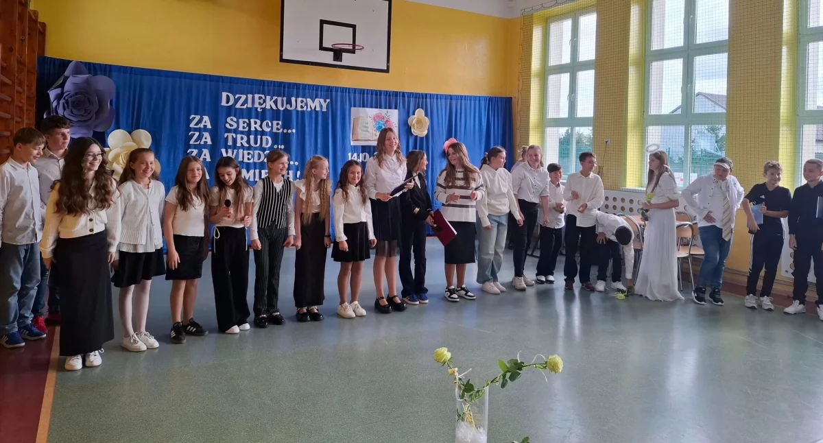 Na zdjęciu: uczniowie z podstawówki w Górach Mokrych (gmina Przedbórz) przygotowali akademię z okazji Dnia Nauczyciela, fot: Szkoła Podstawowa w Górach Mokrych