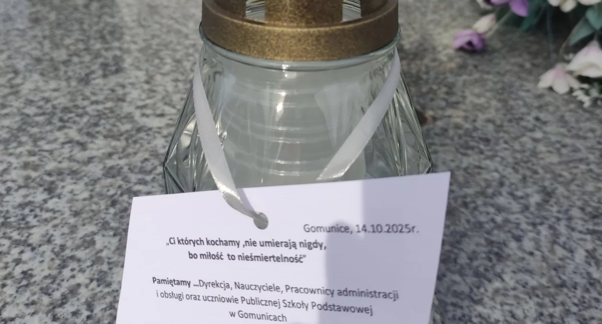 Na zdjęciu: znicze na grobach nauczycieli i wychowawców szkoły w Gomunicach, fot. Publiczna Szkoła Podstawowa im. Marii Konopnickiej w Gomunicach 