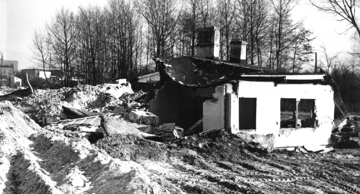 Na zdjęciu: Budowa wiaduktu na ul. Brzeźnickiej, 1980 r.  Fot. Wiesław Chmielowski. Zbiory muzeum