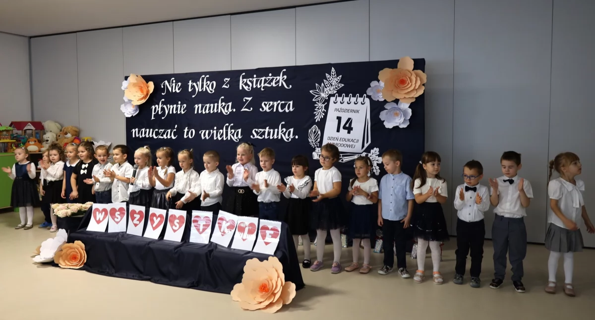 Na zdjęciu: Dzień Edukacji Narodowej w PP nr 10 “Niezapominajce“ pełen serdeczności, wdzięczności i uśmiechów, fot. facebook/Radomsko Miasto Otwarte