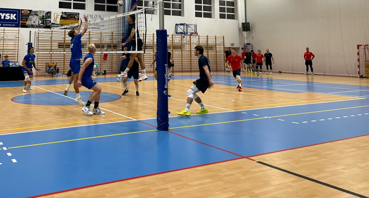 Na zdjęciu ilustracyjnym: drużyny grają w siatkówkę na Powiatowej Hali Sportowej w Radomsku
