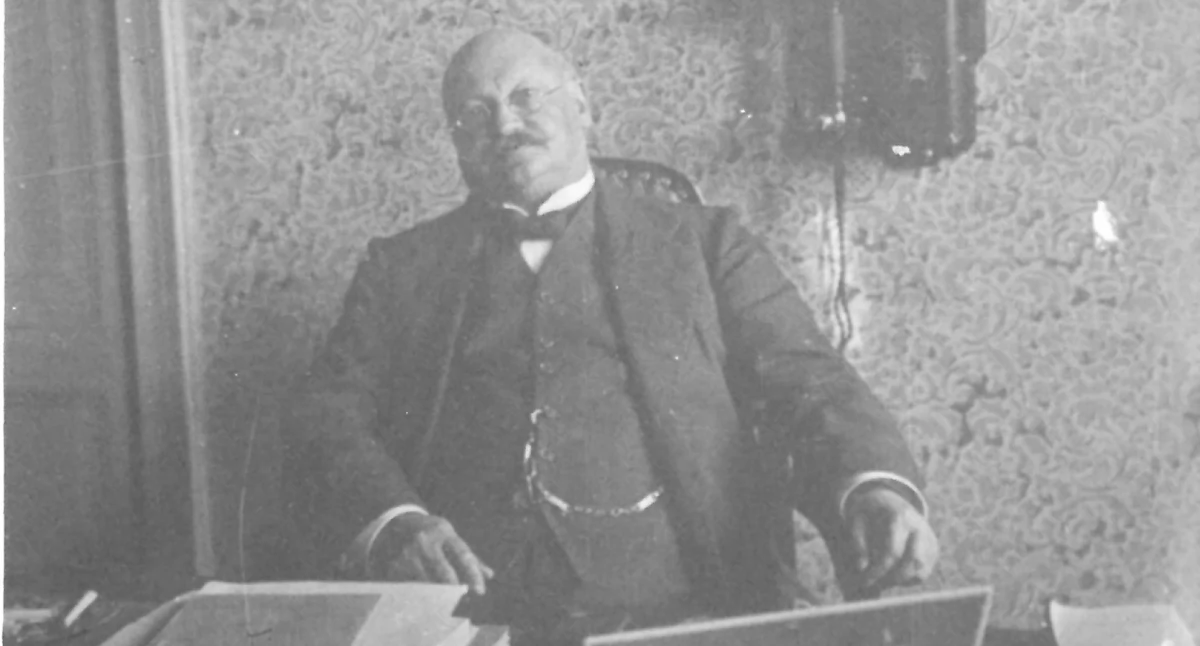 Na zdjęciu: Feliks Myśliński w swoim biurze, jeden z pierwszych radnych powiatowych