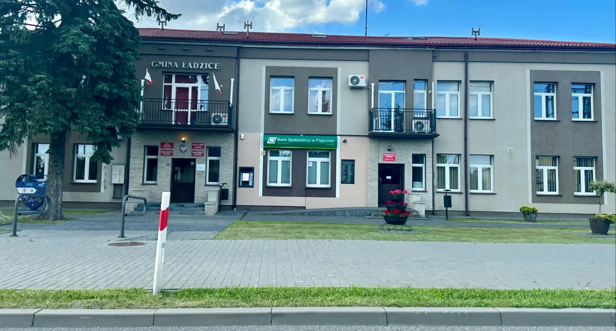 Na zdjęciu: budynek urzędu gminy w Ładzicach