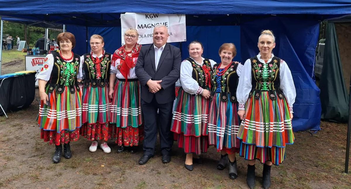 Na zdjęciu: Zespół Ludowy Równe Babki, fot. Nadesłane przez Katarzynę Bielińską-Łojek