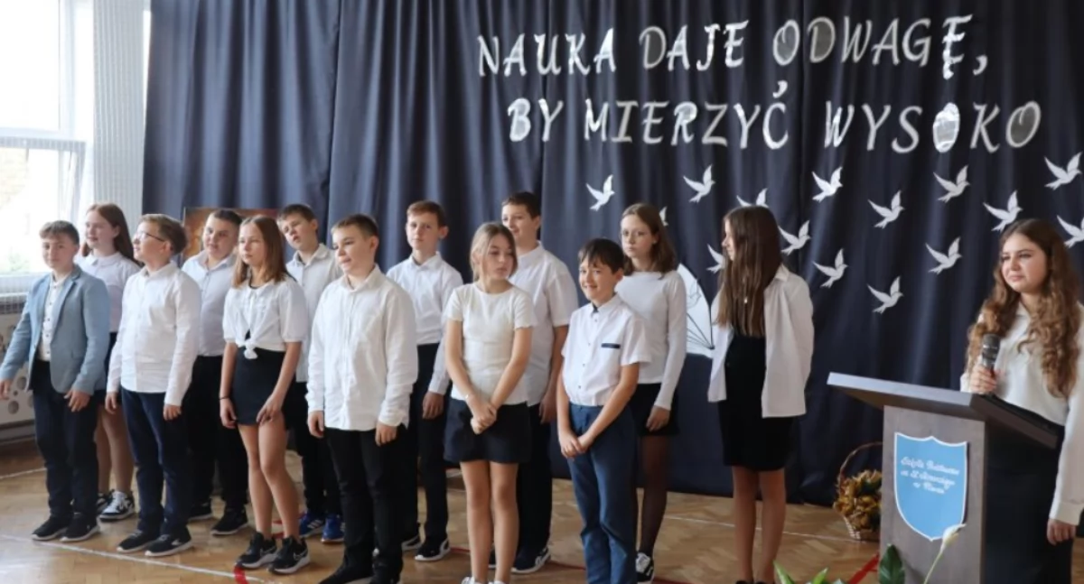 Na zdjęciu: uczniowie z podstawówki w Pławnie podczas uroczystości , fot. Urząd Gminy w Gidlach