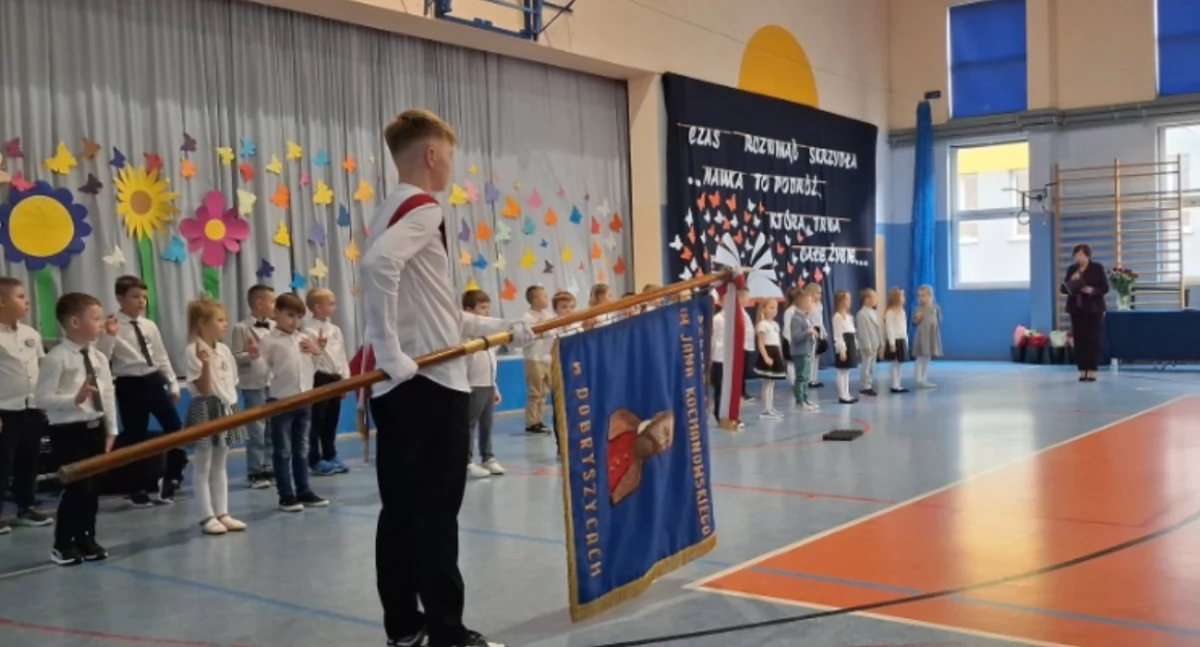 Na zdjęciu: uczniowie ZS-P w Dobryszycach podczas uroczystości pasowania na ucznia/ślubowania klas pierwszych, fot. Zespół Szkolno-Przedszkolny w Dobryszycach
