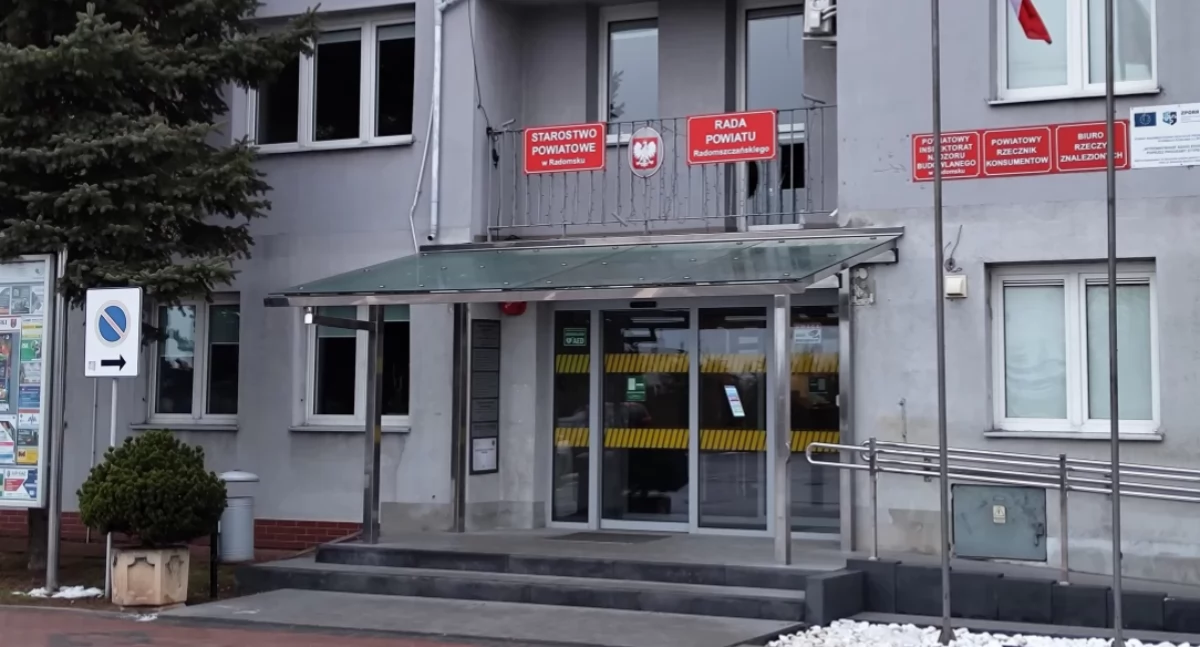 Na zdjęciu: Przed starostwem stanie urzędomat 